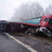 18 wheeler lost control on icy road in france