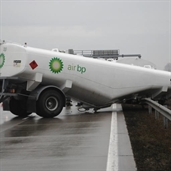 British petroleum 18 wheeler trailers got unhooked from the bobtail hitch